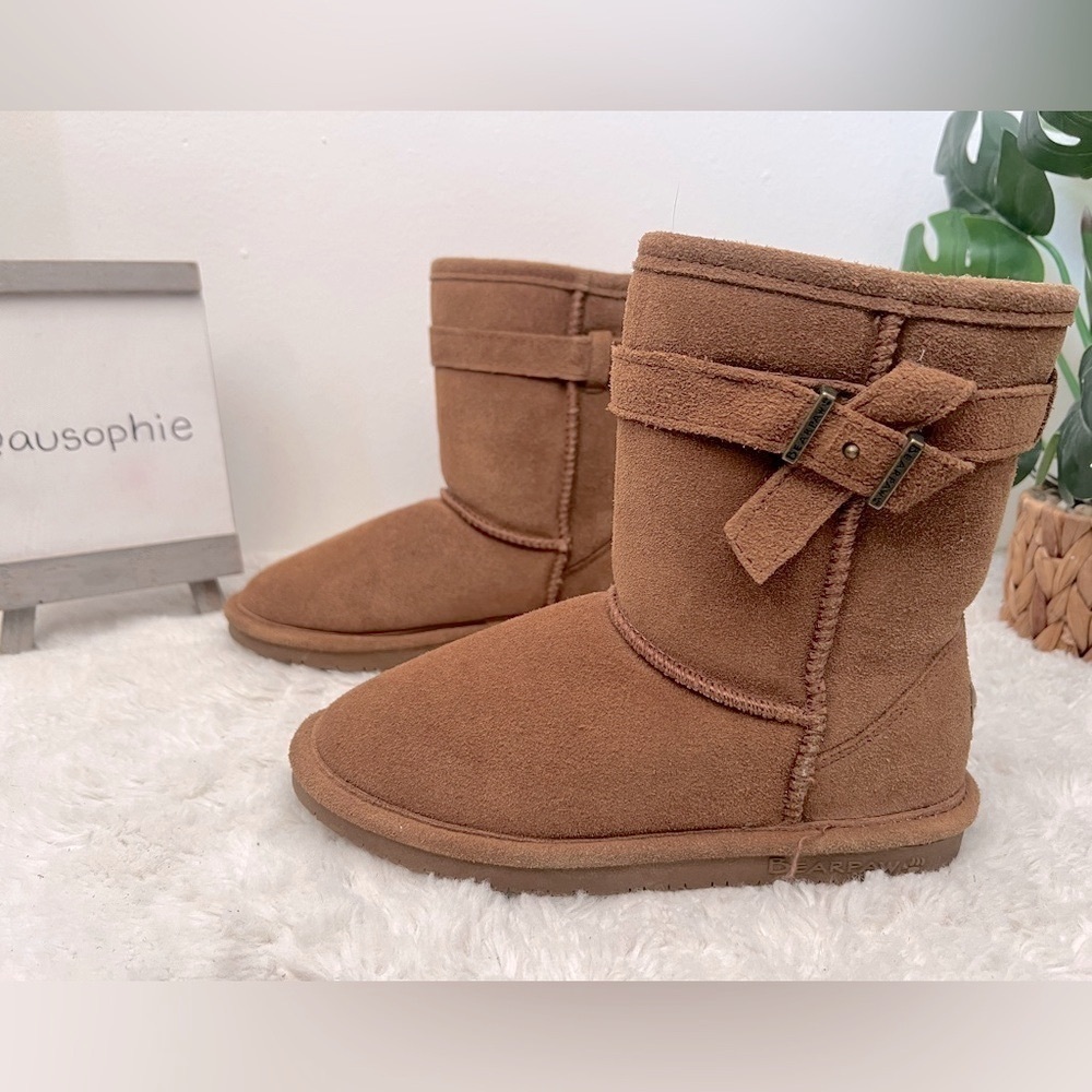 Bearpaw Girl’s Val Youth Boot in Suede Cognac. Size 2